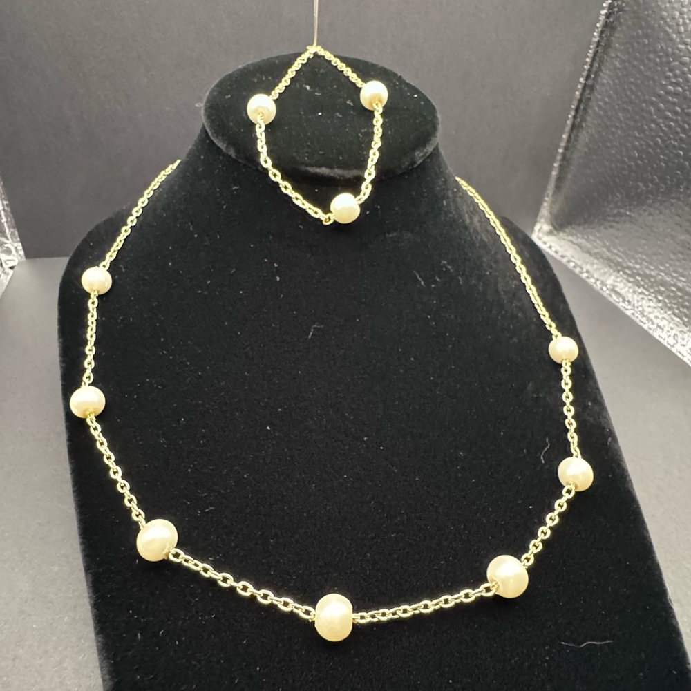 Gold chain with pearls 
Bracelet 7.5in 
And size 6 ring
